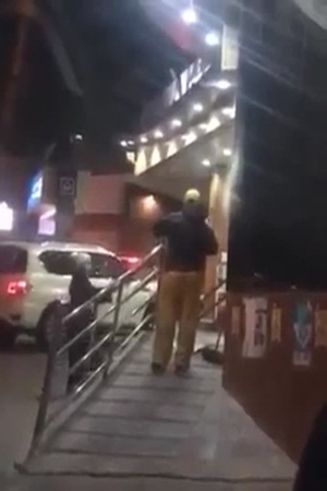 بالفيديو .. هذا ما فعلته سيدة لعامل النظافة
