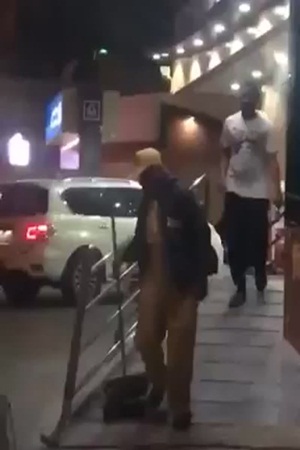بالفيديو .. هذا ما فعلته سيدة لعامل النظافة