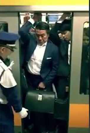 فيديو أذهل العالم من اليابان .. هكذا يركبون المترو