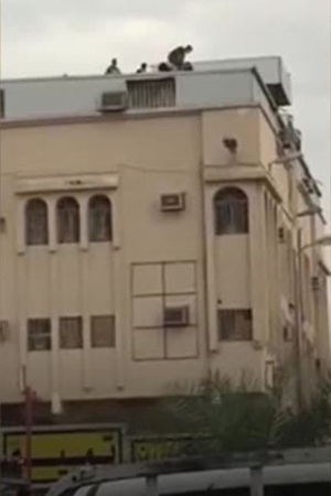 بالفيديو .. قوات المدني تحبط محاولة وافد للانتحار من أعلى إحدى البنايات