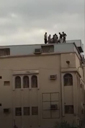 بالفيديو .. قوات المدني تحبط محاولة وافد للانتحار من أعلى إحدى البنايات