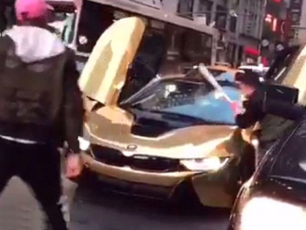 أوقف الشارع وأغاظ المارة .. فنال عقابه .. فيديو