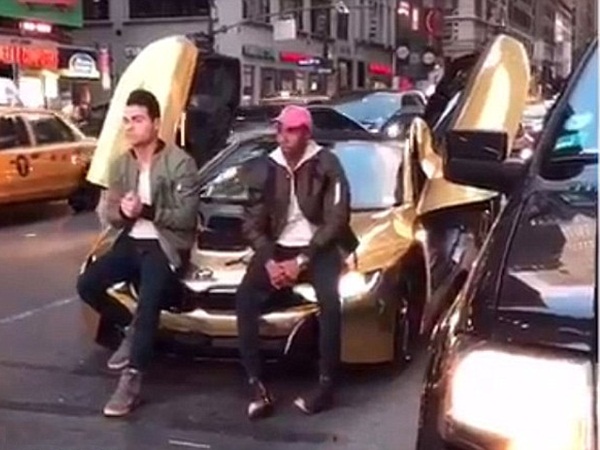 أوقف الشارع وأغاظ المارة .. فنال عقابه .. فيديو