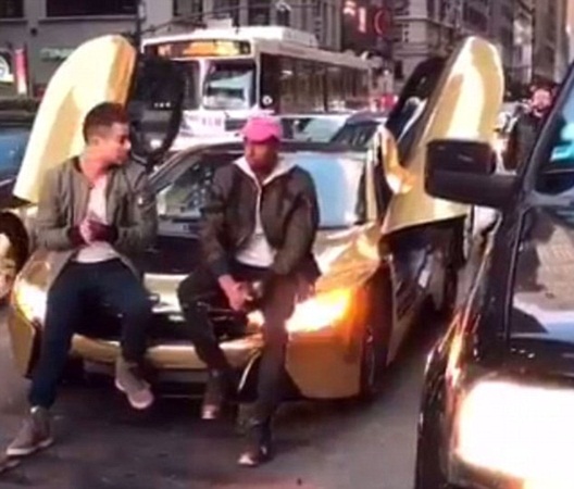 أوقف الشارع وأغاظ المارة .. فنال عقابه .. فيديو