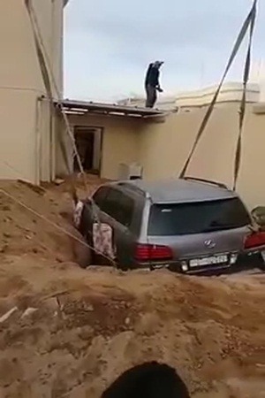 شاهد حفرة في فناء المنزل تبتلع السيارة