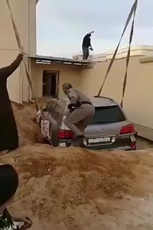 شاهد حفرة في فناء المنزل تبتلع السيارة