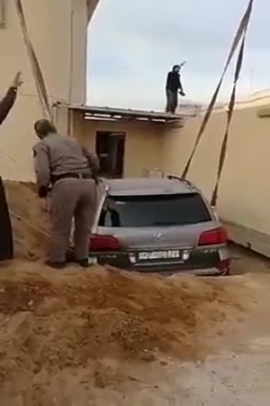 شاهد حفرة في فناء المنزل تبتلع السيارة