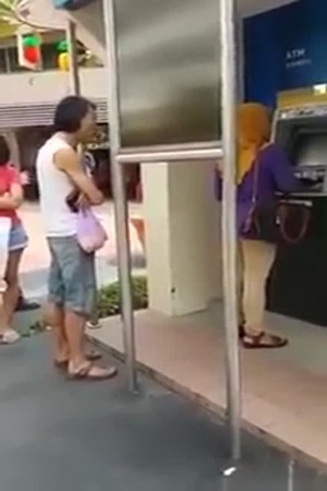 فيديو لرجل يهدد امرأة محجبة بالضرب لسبب تافه