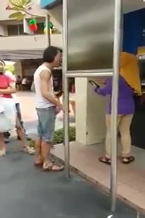 فيديو لرجل يهدد امرأة محجبة بالضرب لسبب تافه