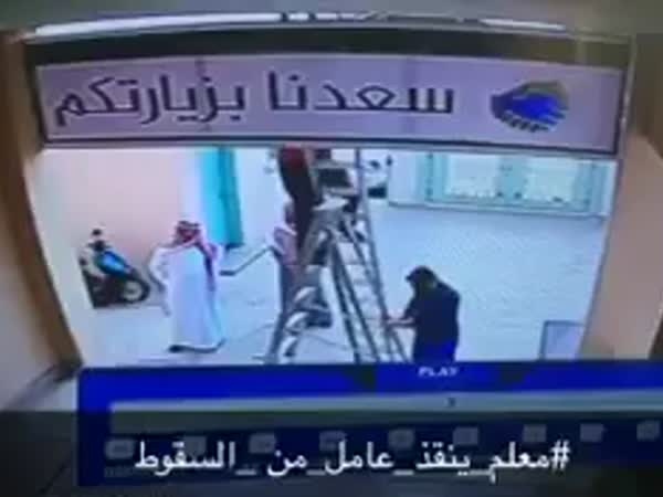 بالفيديو .. معلم ينقذ عامل في الرياض