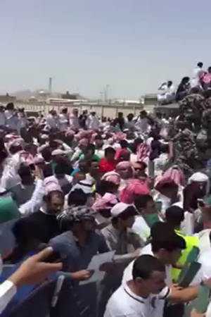 تدافع بين المواطنين للحصول على وظيفة بالمملكة .. فيديو