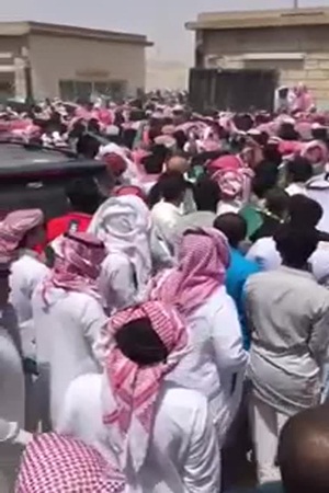 تدافع بين المواطنين للحصول على وظيفة بالمملكة .. فيديو