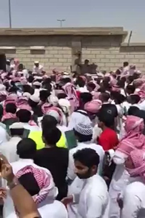 تدافع بين المواطنين للحصول على وظيفة بالمملكة .. فيديو