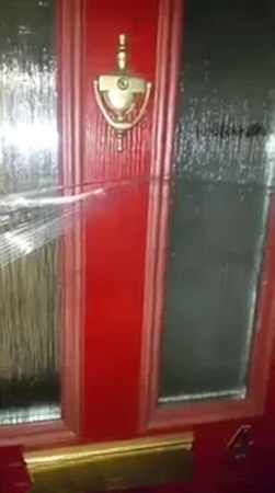 مقلب طريف من ابنة لوالدتها .. فيديو