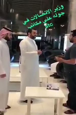 شاهد وزير الاتصالات الجديد يتفقد المكاتب فجأة