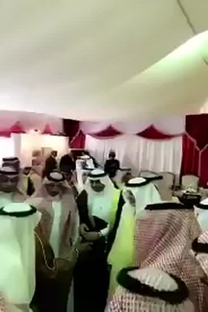 بالفيديو ... شاهد هدية الشيخ شلاح العتيبي إلى الأمير خالد الفيصل
