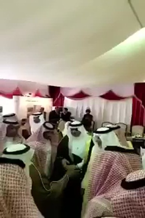 بالفيديو ... شاهد هدية الشيخ شلاح العتيبي إلى الأمير خالد الفيصل