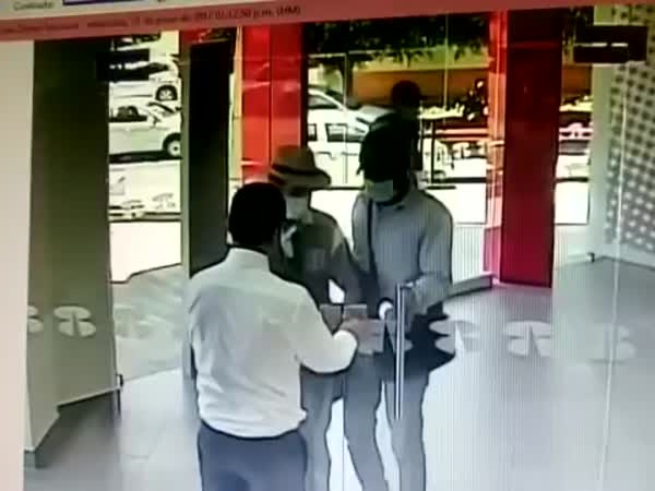 بالفيديو .. شاهد كيف استطاع هذا الحارس إحباط محاولة السرقة