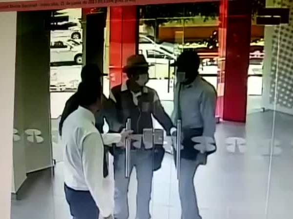 بالفيديو .. شاهد كيف استطاع هذا الحارس إحباط محاولة السرقة