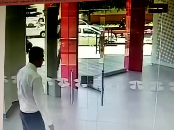 بالفيديو .. شاهد كيف استطاع هذا الحارس إحباط محاولة السرقة