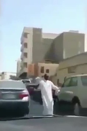 تصرفات غريبة لخليجي في شوارع البحرين .. فيديو