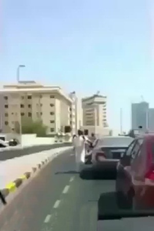 تصرفات غريبة لخليجي في شوارع البحرين .. فيديو
