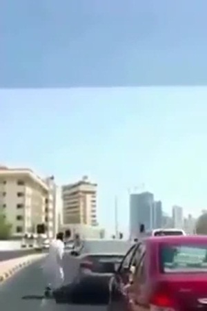 تصرفات غريبة لخليجي في شوارع البحرين .. فيديو