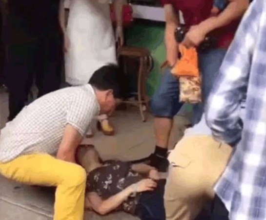 فقدت الوعي في متجر للمجوهرات .. فماذا حدث