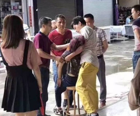 فقدت الوعي في متجر للمجوهرات .. فماذا حدث