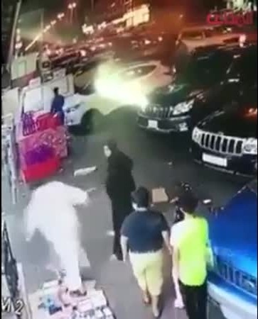 بالفيديو .. رجل وامرأة يتضاربان في الشارع