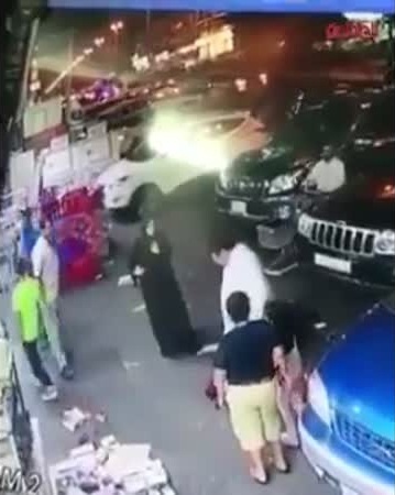 بالفيديو .. رجل وامرأة يتضاربان في الشارع