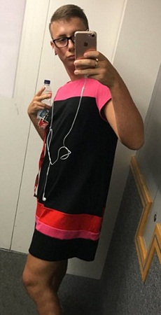 كيف قرر هذا الرجل الاعتراض على قانون العمل بارتداء فستان زهري