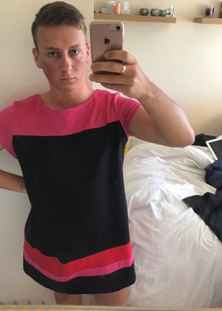 كيف قرر هذا الرجل الاعتراض على قانون العمل بارتداء فستان زهري