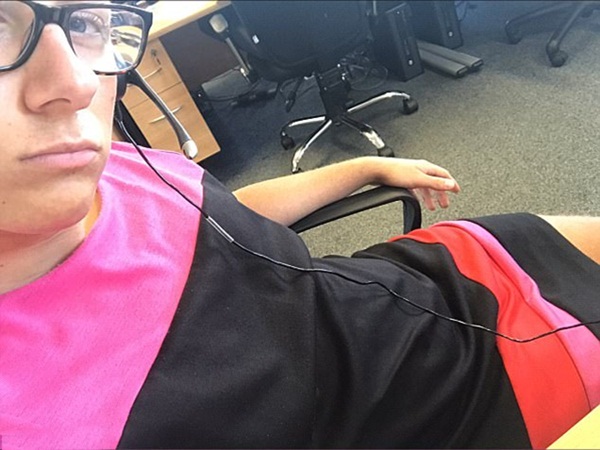 كيف قرر هذا الرجل الاعتراض على قانون العمل بارتداء فستان زهري