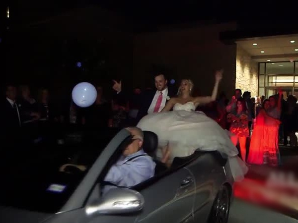 بالفيديو موقف محرج يتعرض له عروسين في حفل الزفاف