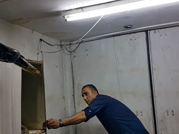 فلسطيني يواجه ثعبان ..والنهاية مفاجاة