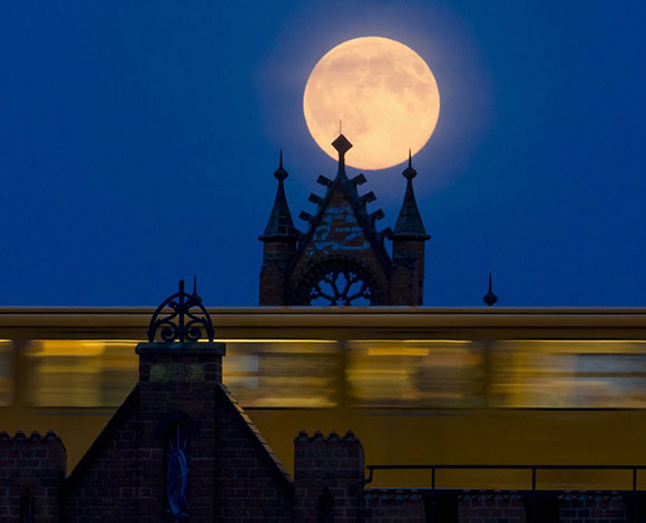 "Supermoon" ظاهرة القمر المثالي التي أبهرت العالم... بالصور