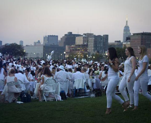 "Diner en Blanc" عشاء في الهواء الطلق في نيويورك باللباس الأبيض