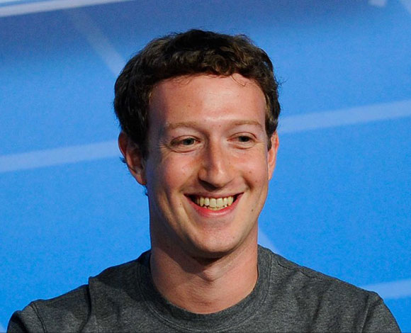 هذا هو السر وراء ارتداء زوكربيرغ التي شيرت نفسه