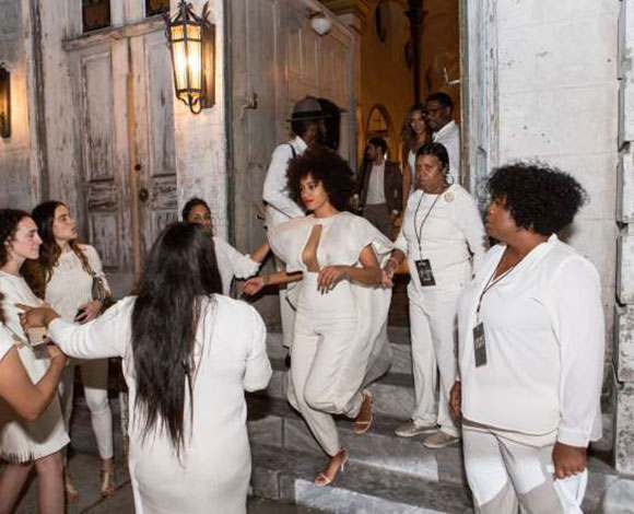 "Solange Knowles" شقيقة "بيونسيه" تتزوج في شوارع نيو اورليانز