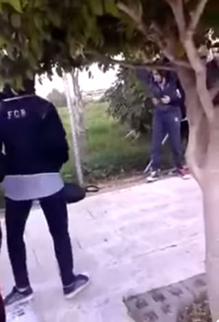 معركة بين فتاتين في إحدى المدارس ... بسبب شاب!