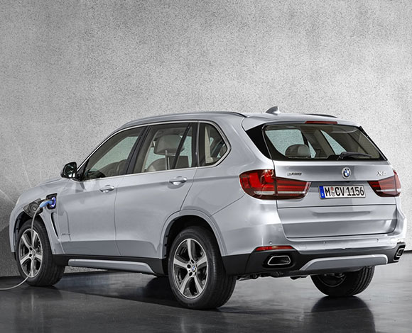 تعرف إلى أحدث سيارات بي إم دبليو رباعية الدفع الجديدة X5 xDrive40e