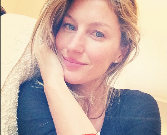 نجمات تتباهين على الإنترنت بإطلالاتهن المثيرة بدون ماكياج