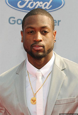 أبرز النجوم الذين فاجأوا والديهم بمجموعة هدايا مميزة