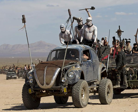 بالصور... عشاق سلسلة أفلام "Mad Max" يتجمعون بأزياء الفيلم وشخصياته المرعبة
