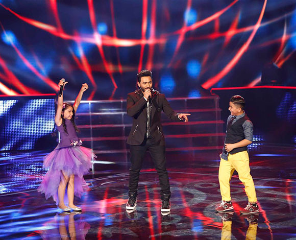 الطفلة اللبنانية لين الحايك من فريق كاظم تأسر قلوب الناس حاصدةً لقب "the Voice Kids" بموسمه الأول