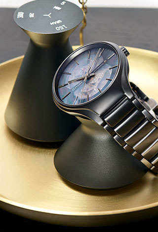 محللة اتجاهات الموضة الشهيرة تُثني على مجموعة Rado المستوحاة من خفة الوزن