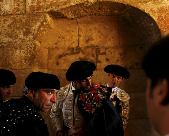 شاهد بالصور عروض مصارعة الثيران المذهلة في اشبيليا