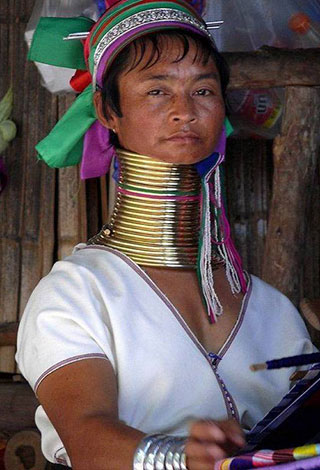 نساء تايلاند يتزيّن بالصولجان لتطول أعناقهن!