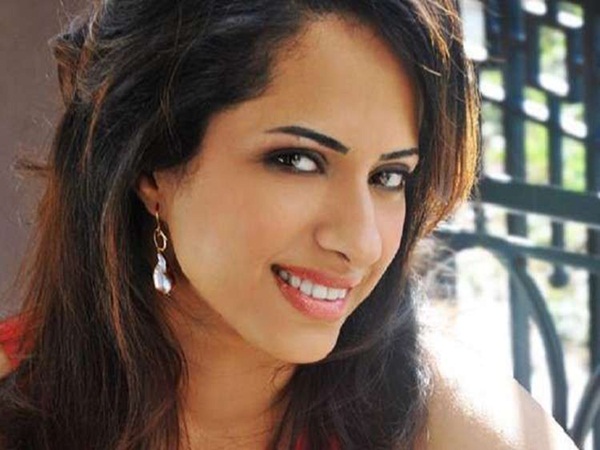 سعودية تخترع خوذة لقائدي الدراجات .. فيديو